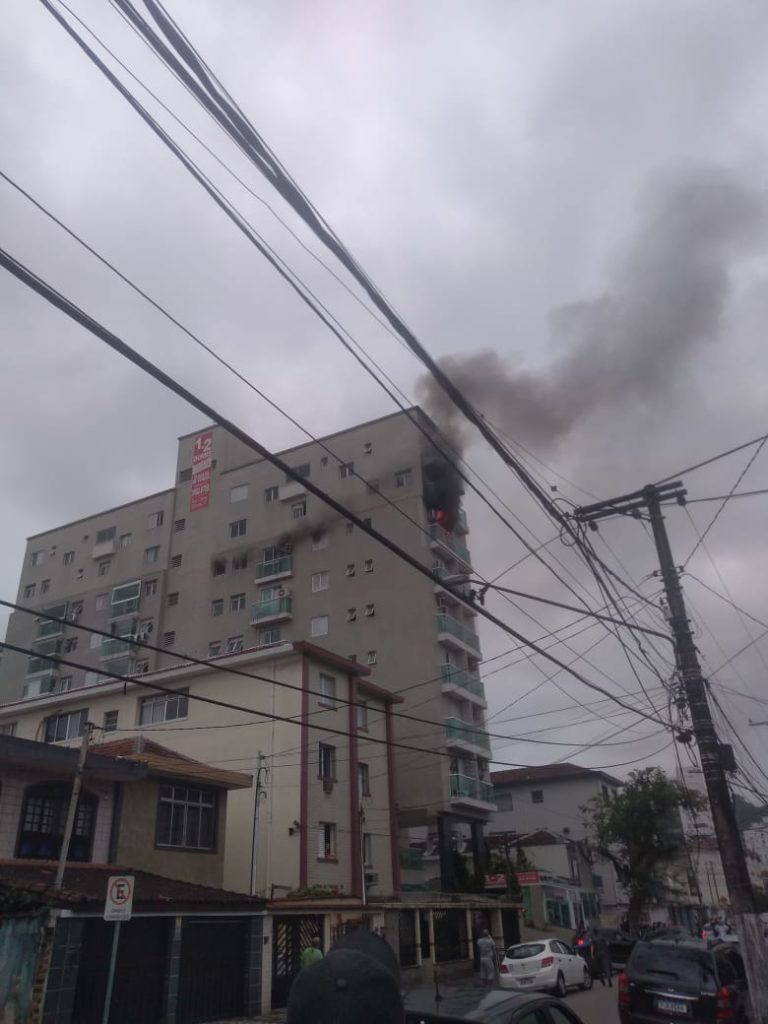 Incêndio atinge prédio na Rua Carlos Gomes, em Santos | Boqnews